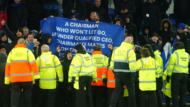 Penggemar Everton tetap tinggal di Goodison Park untuk memprotes dewan