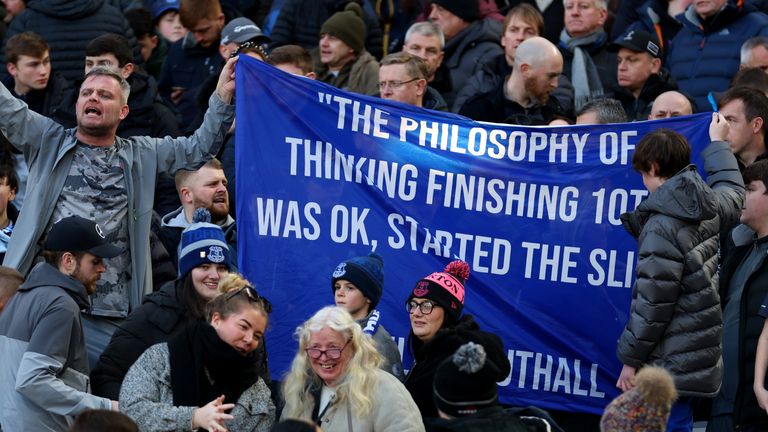 Aficionados del Everton protestan en el estadio de Londres