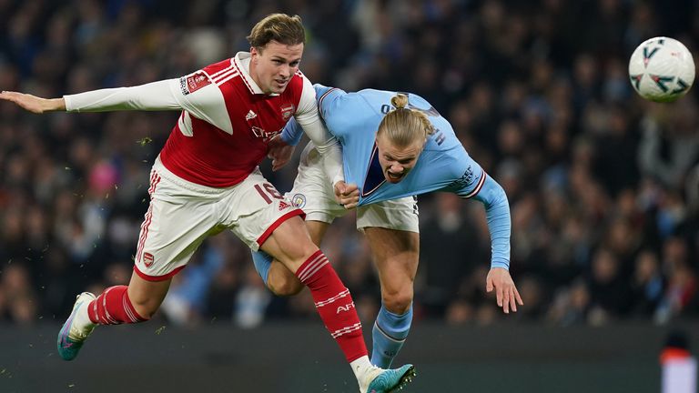 Rob Holding del Arsenal y Erling Haa land del Manchester City luchan por el balón