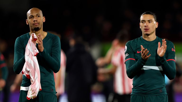 Fabinho de Liverpool, à gauche, et Darwin Nunez de Liverpool quittent le terrain à la fin du match de football de Premier League anglaise entre Brentford et Liverpool au Gtech Community Stadium de Londres, le lundi 2 janvier 2023. (AP Photo/Ian Walton)