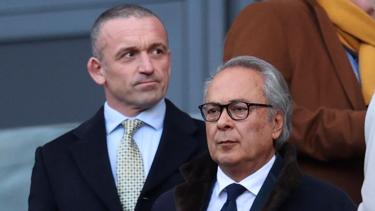 Farhad Moshiri viendo al Everton jugar contra el West Ham en el estadio de Londres