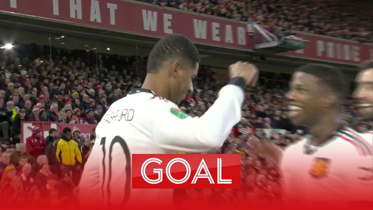 Marcus Rashford pone al Manchester United por delante contra el Nottingham Forest después de una brillante carrera en solitario y remate en el primer poste. 