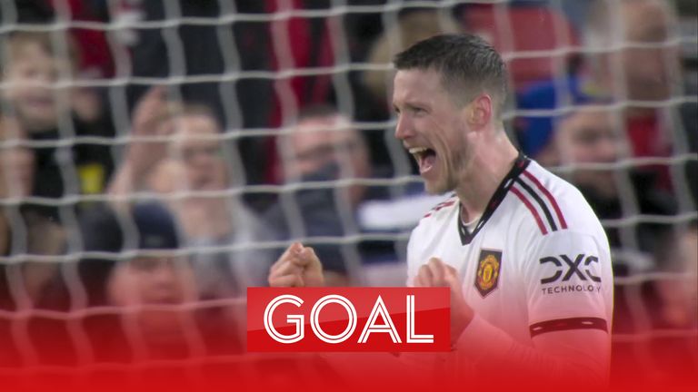 Wout Weghorst reacts quickly and scored his first goal for Manchester United, putting his side ahead 2-0 against Nottingham Forest.