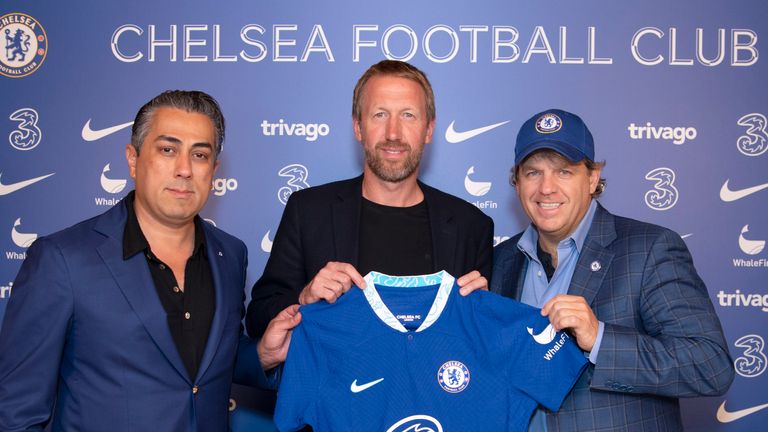 COBHAM, INGLATERRA - 8 DE SETEMBRO: Coproprietário Behdad Eghbali, treinador principal Graham Potter e coproprietário e presidente do Chelsea FC Todd Boyley no Chelsea Training Ground em 8 de setembro de 2022 em Cobham, Reino Unido.  (Foto de Darren Walsh/Chelsea via Getty Images)