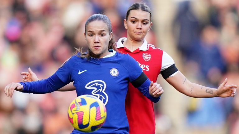 Guro Reiten y Laura Wienroither en acción en el Emirates Stadium