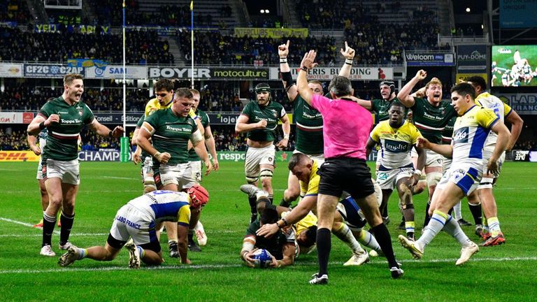 Leicester's English centre Dan Kelly (C) dives across the line to score a try during the European Rugby Champions Cup pool B rugby union match between ASM Clermont Auvergne and Leicester Tigers at the Marcel-Michelin Stadium in Clermont-Ferrand, central France, on January 13, 2023. (Photo by THIERRY ZOCCOLAN / AFP) (Photo by THIERRY ZOCCOLAN/AFP via Getty Images)