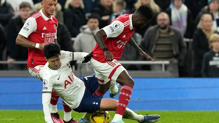 Heung-min Son Tottenham menantang bola dengan Thomas Partey dan Ben White dari Arsenal