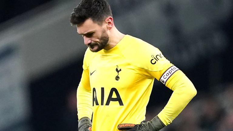 Un abatido Hugo Lloris durante el partido de los Spurs  derrota 2-0 ante el Arsenal