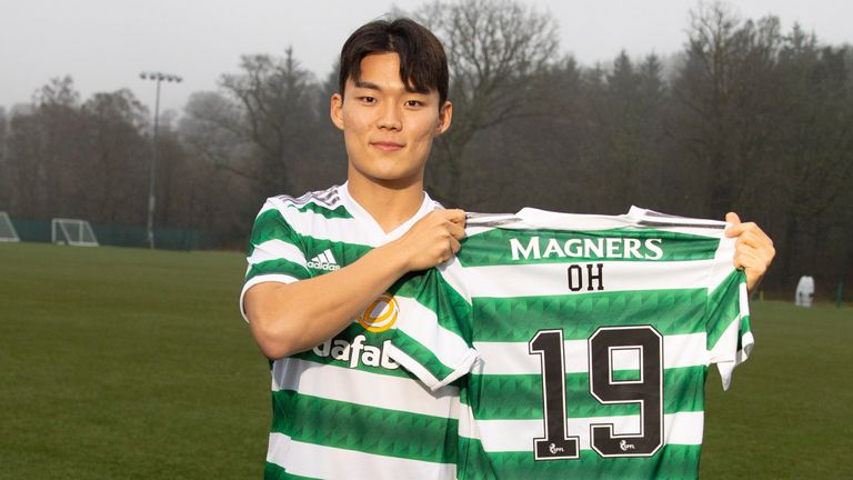 South Korea striker Hyeon-Gyu Oh has completed his move to Celtic
