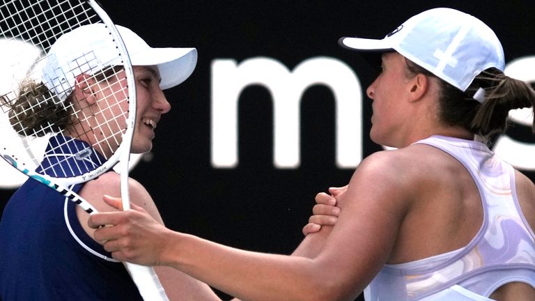 Iga Swiatek, kanan, dari Polandia diberi selamat oleh Cristina Bucsa dari Spanyol setelah pertandingan putaran ketiga mereka di kejuaraan tenis Australia Terbuka di Melbourne, Australia, Jumat, 20 Januari 2023. (AP Photo/Dita Alangkara)