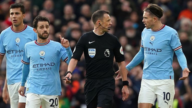 Jack Grealish dan Bernardo Silva dari Manchester City memohon kepada wasit Stuart Attwell setelah gol penyeimbang Man Utd