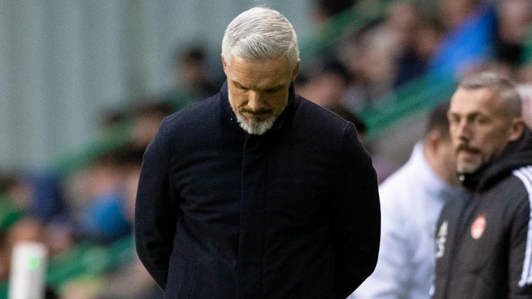 Aberdeen manager Jim Goodwin looks dejected with his team losing to Hibs