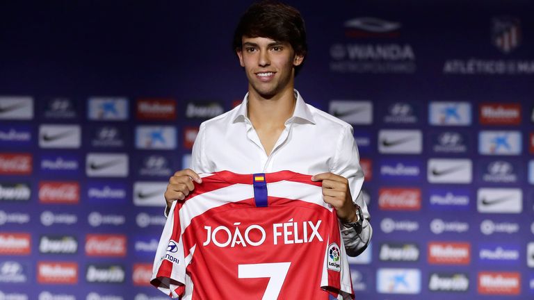 Joao Felix photographié lors de son dévoilement à l'Atletico Madrid en 2019