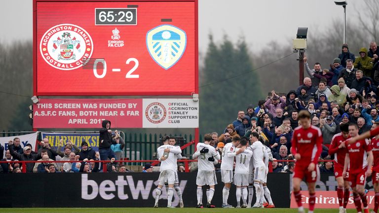 Junior Firpo célèbre le deuxième but du match de Leeds United