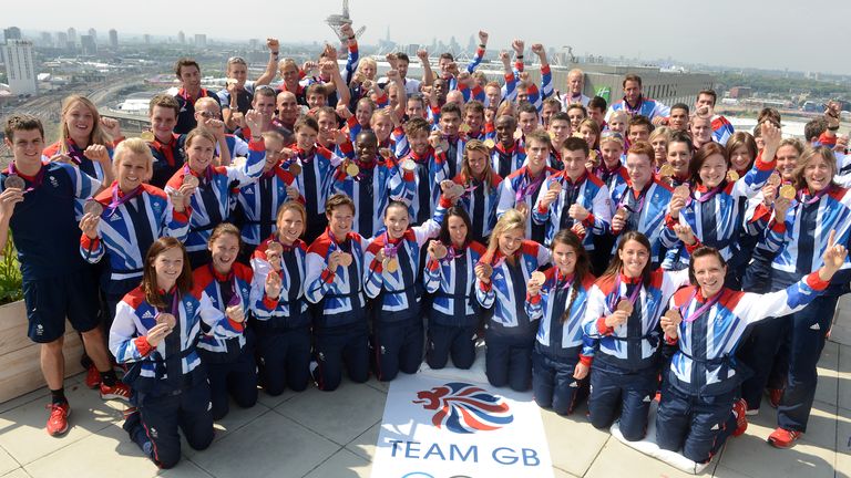 Helen and Kate Richardson-Walsh with team gb after olympic gold