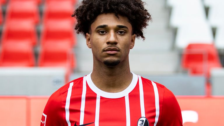 20 July 2022, Baden-Wuerttemberg, Freiburg: Soccer, 1. Bundesliga, SC Freiburg, photo opportunity (in home jersey) for the 2022/23 season: Kevin Schade. Photo by: Tom Weller/picture-alliance/dpa/AP Images