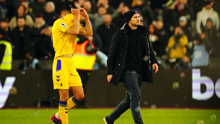 Lampard terlihat sedih setelah kekalahan 2-0 Everton di West Ham