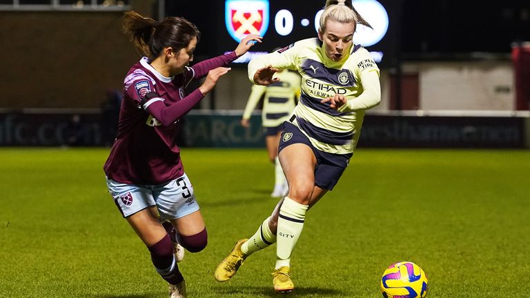 Manchester City&#39;s Lauren Hemp and West Ham&#39;s Risa Shimizu battle for the ball 