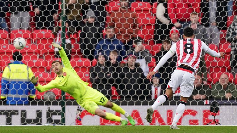 Lewis Baker anota el tercer gol del partido del Stokes