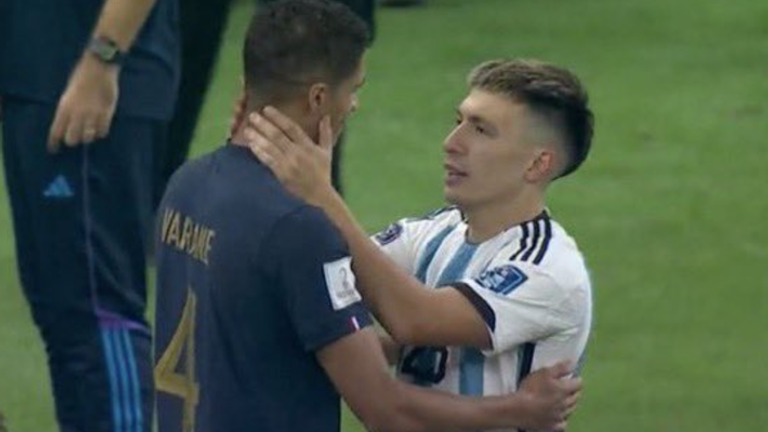 Lisandro Martinez pourrait être vu en train de consoler Raphael Varane après la victoire de l'Argentine en finale de la Coupe du monde