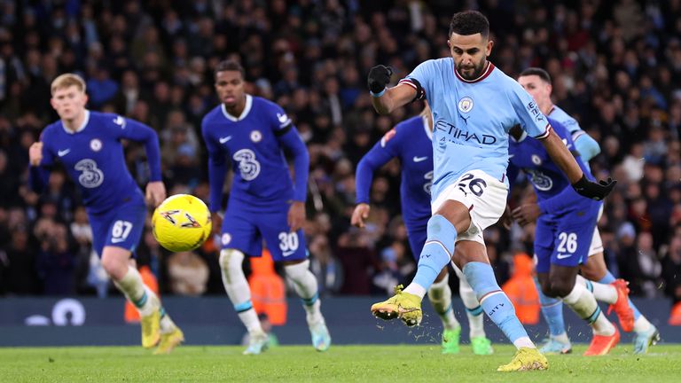 Riyad Mahrez marca el cuarto gol del Manchester City desde el punto de penalti