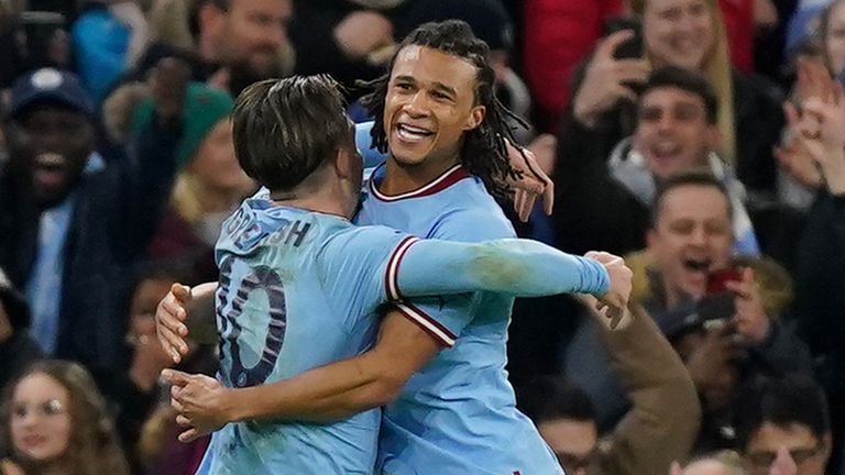 Nathan Ake dari Manchester City merayakan dengan Jack Grealish setelah mencetak gol melawan Arsenal