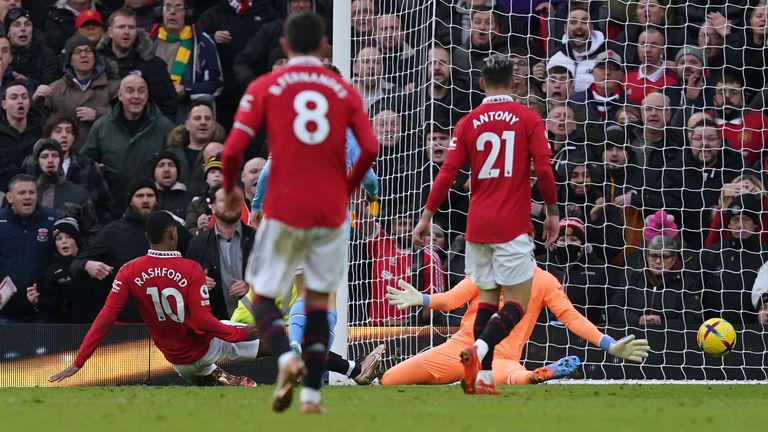 Marcus Rashford membuat kedudukan menjadi 2-1