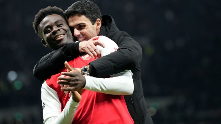 Mikel Arteta abraza al Bukayo Saka en el tiempo reglamentario tras la victoria ante los Spurs