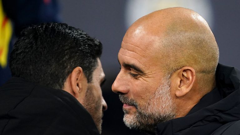 El jefe del Manchester City, Pep Guardiola, abraza a su ex asistente y ahora entrenador del Arsenal, Mikel Arteta.