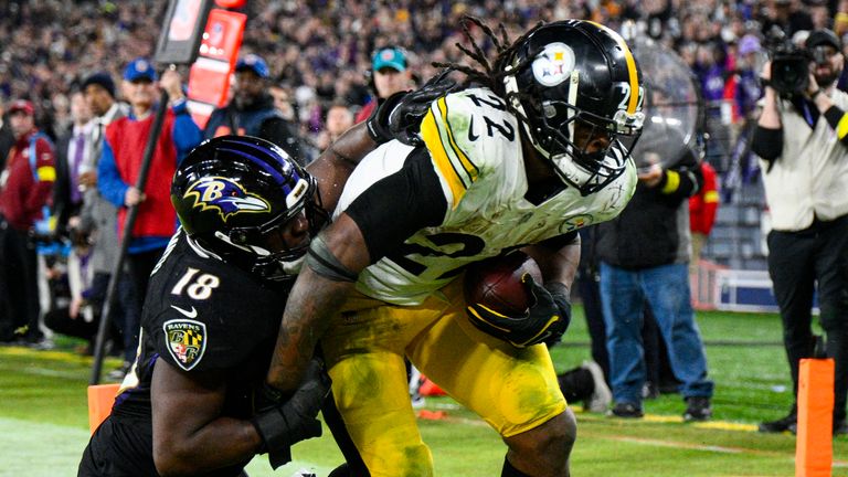Pittsburgh Steelers running back Najee Harris (22) makes a catch for a touchdown over Baltimore Ravens linebacker Roquan Smith (18) in the second half of an NFL football game in Baltimore, Fla., Sunday, Jan. 1, 2023. (AP Photo/Nick Wass)