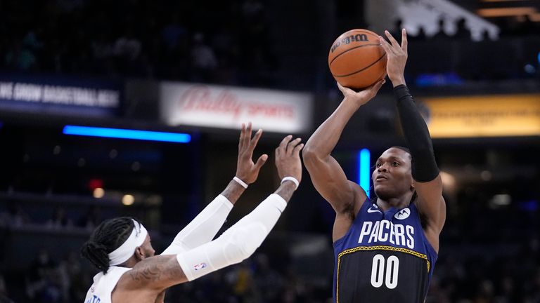 Indiana Pacers&#39; Bennedict Mathurin (00) shoots over LA Clippers&#39; Robert Covington (23) during the first half of an NBA basketball game, Saturday, Dec. 31, 2022, in Indianapolis. (AP Photo/Darron Cummings)


