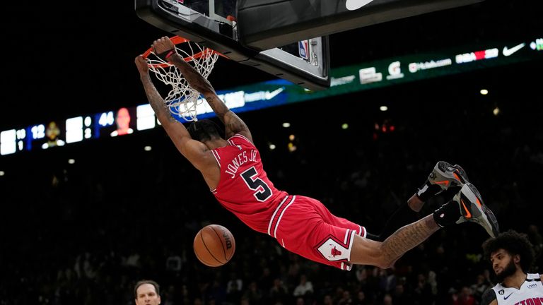 Chicago Bulls Derrick Jones Jr melakukan dunk selama pertandingan bola basket NBA antara Chicago Bulls dan Detroit Pistons di Accor Arena di Paris, Kamis, 19 Januari 2023.