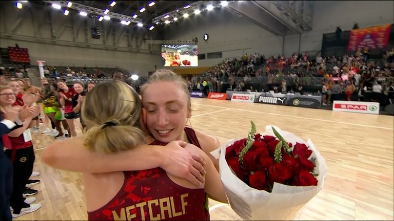 Jade Clarke celebra su partido internacional número 200 con la victoria de Inglaterra en el desempate por el tercer puesto de la serie cuádruple;  el segundo jugador en alcanzar el hito