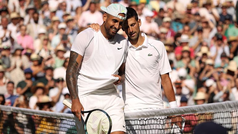 El ganador Novak Djokovic de Serbia (L) y el finalista Nick Kyrgios de Australia interactúan por la red después de su partido final de individuales masculinos el día catorce del Campeonato de Wimbledon 2022 en el All England Lawn Tennis and Croquet Club el 10 de julio de 2022 en Londres, Inglaterra.