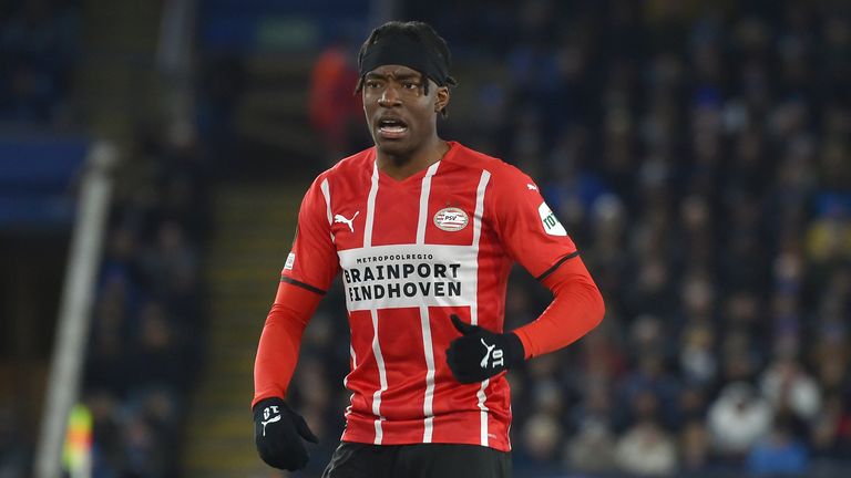 Chelsea are in talks with PSV Eindhoven over a potential deal for winger Noni Madueke. 
