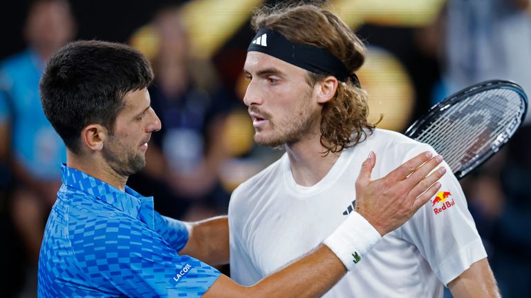 Novak Djokovic dari Serbia, kiri, bertemu Stefanos Tsitsipas dari Yunani di net setelah Djokovic memenangkan final tunggal putra kejuaraan tenis Australia Terbuka di Melbourne, Australia, Minggu, 29 Januari 2023. (AP Photo/Asanka) Brendon Ratnayake)