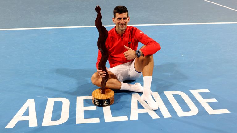 Novak Djokovic dari Serbia merayakan kemenangan final turnamen tenis Internasional Adelaide melawan Sebastian Korda dari AS di Adelaide, Australia, Minggu, 8 Januari 2023. (AP Photo/Kelly Barnes)