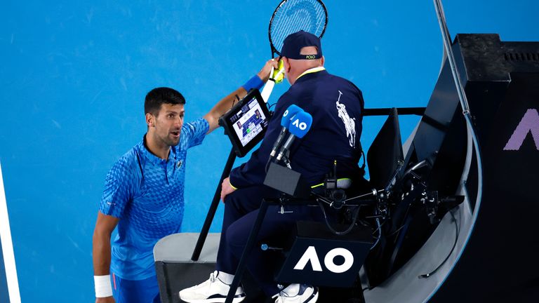 Novak Djokovic dari Serbia berdebat dengan wasit kursi saat pertandingan putaran kedua melawan Enzo Couacaud dari Prancis di kejuaraan tenis Australia Terbuka di Melbourne, Australia, Kamis, 19 Januari 2023. (AP Photo/Asanka Brendon Ratnayake)
