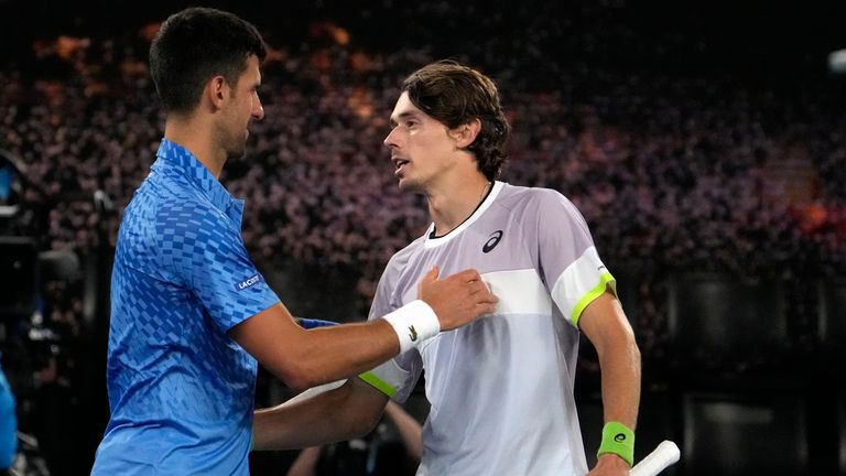 Novak Djokovic, kiri, dari Serbia diberi selamat oleh Alex de Minaur dari Australia setelah pertandingan putaran keempat mereka di kejuaraan tenis Australia Terbuka di Melbourne, Australia, Senin, 23 Januari 2023. (AP Photo/Ng Han Guan)