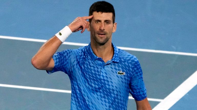 Novak Djokovic dari Serbia melakukan selebrasi setelah mengalahkan Stefanos Tsitsipas dari Yunani pada final tunggal putra kejuaraan tenis Australia Terbuka di Melbourne, Australia, Minggu, 29 Januari 2023. (AP Photo/Mark Baker)