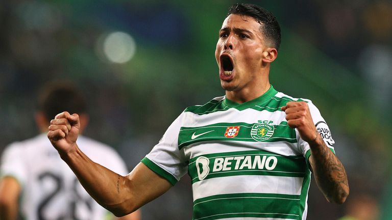 Firo: 24.11.2021, Fuvuball, UEFA Champions League, CL, CHL, season 2021/2022, group stage, Sporting de Lisboa - BVB, Borussia Dortmund retirement Pedro Porro, Sporting, at 1: 0, sticking out the tongue Photo by: Carlos Rodrigues /picture-alliance/dpa/AP Images