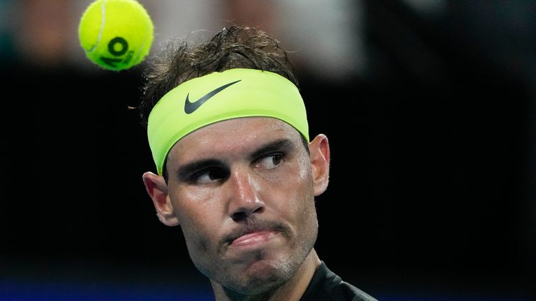 Reaksi Rafael Nadal dari Spanyol setelah kalah dari Alex de Minaur dari Australia selama pertandingan Grup D mereka di acara tenis United Cup di Sydney, Australia, Senin, 2 Januari 2023. (AP Photo/Mark Tukang roti)
