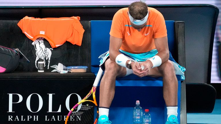 Rafael Nadal de España descansa en su silla entre juegos durante su partido de segunda ronda contra Mackenzie McDonald de Estados Unidos, en el campeonato de tenis del  Abierto de Australia en Melbourne, Australia, el miércoles 18 de enero de 2023. (Foto AP/Dita Alangkara)