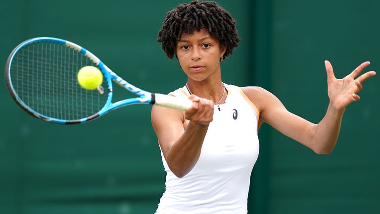 Ranah Stoiber en acción contra Madison Sieg en el partido de primera ronda de la niña en la cancha 4 el día siete de Wimbledon en el All England Lawn Tennis and Croquet Club, Wimbledon.  Imagen fecha: Lunes 5 de julio de 2021.