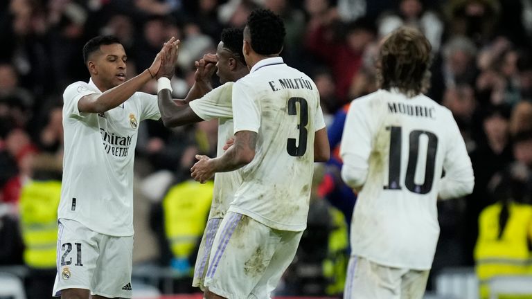 Rodrigo del Real Madrid celebra con miembros del equipo