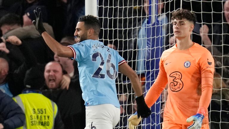 Riyad Mahrez del Manchester City celebra después de anotar contra el Chelsea