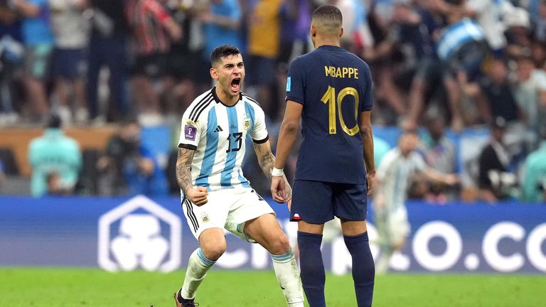Cristian Romero merayakan di depan Kylian Mbappe di final Piala Dunia