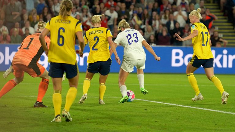 Russo logró un exquisito remate de tacón en la victoria de semifinales de la Eurocopa de Inglaterra sobre Suecia.