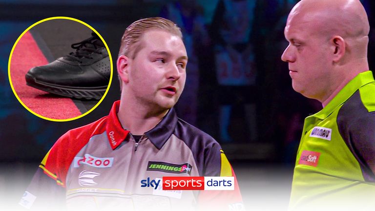 Dimtri Van den Bergh no estaba contento con el posicionamiento de Michael van Gerwen mientras lanzaba sus dardos.