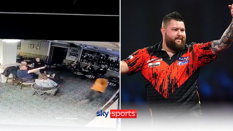 Penggemar ini tidak dapat menahan kegembiraannya saat Michael Smith memukul sembilan anak panah yang menakjubkan di Final Kejuaraan Dart Dunia (kredit: @EagleDarts1).